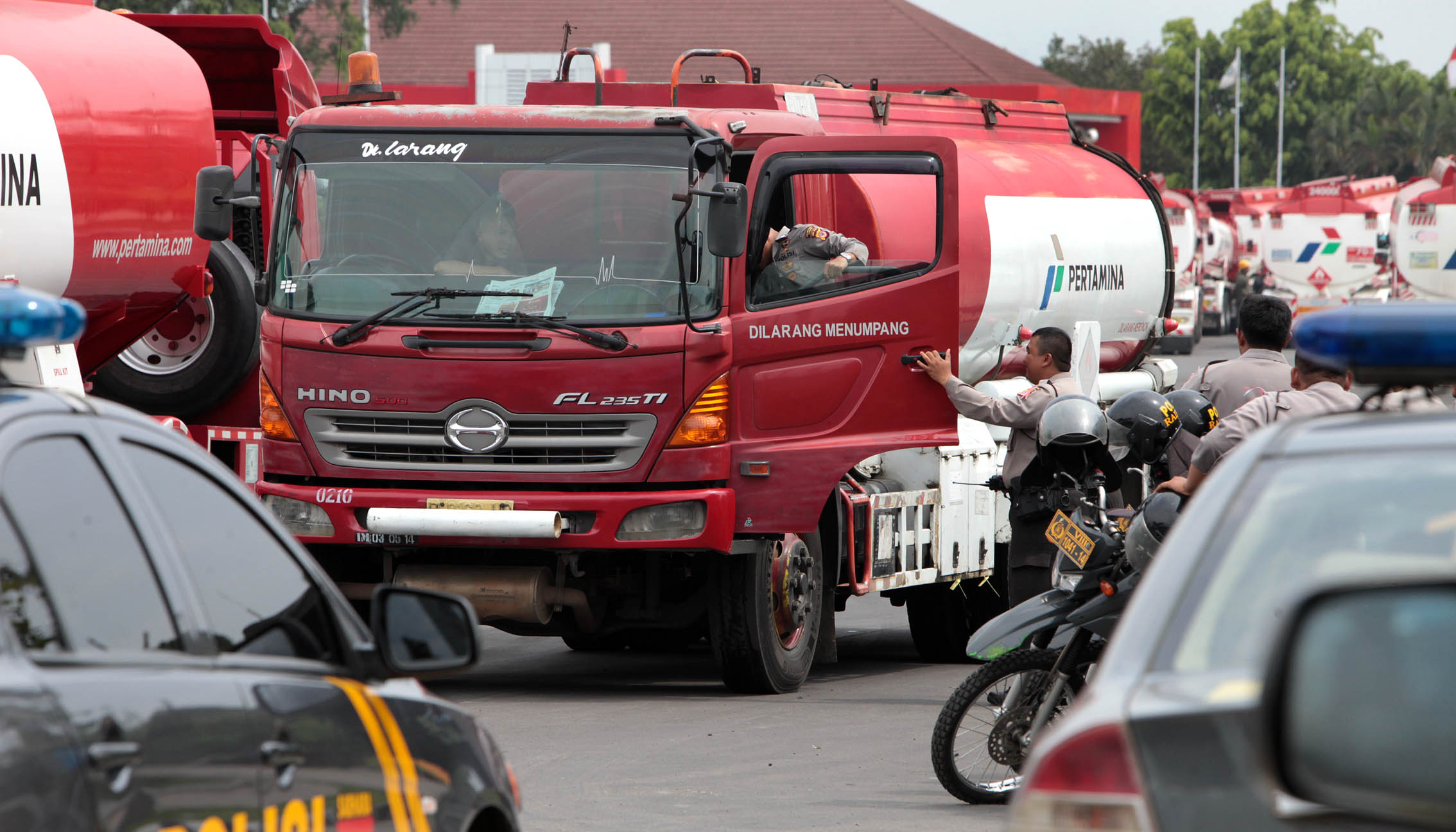20140222_233457_polisi-kawal-truk-tangki-bbm-pertamina.jpg