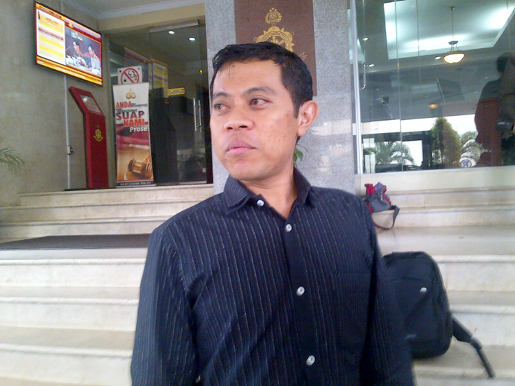 20140225_042521_tri-dianto-loyalis-anas-di-bareskrim-polri-terkait-denny-indrayana.jpg
