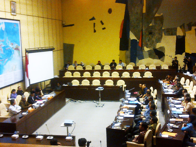 20140227_002940_rapat-komisi-ii-soal-polemik-riswa-dan-wakil-wali-kota-surabaya.jpg