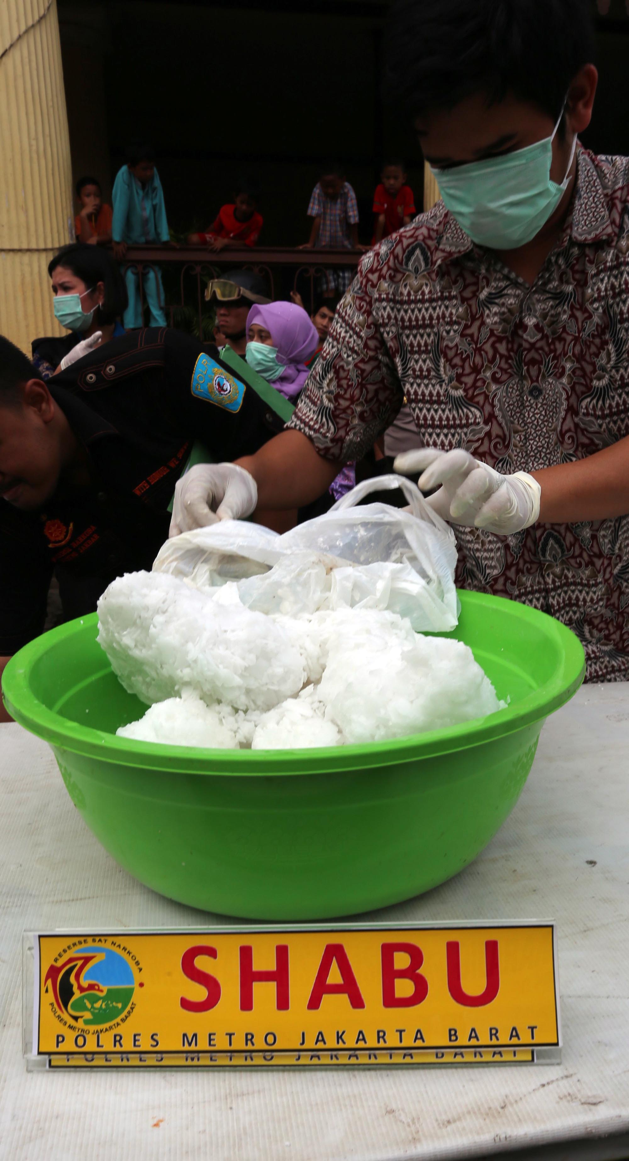 20140228_194808_polisi-musnahkan-narkoba-senilai-rp-15-m.jpg