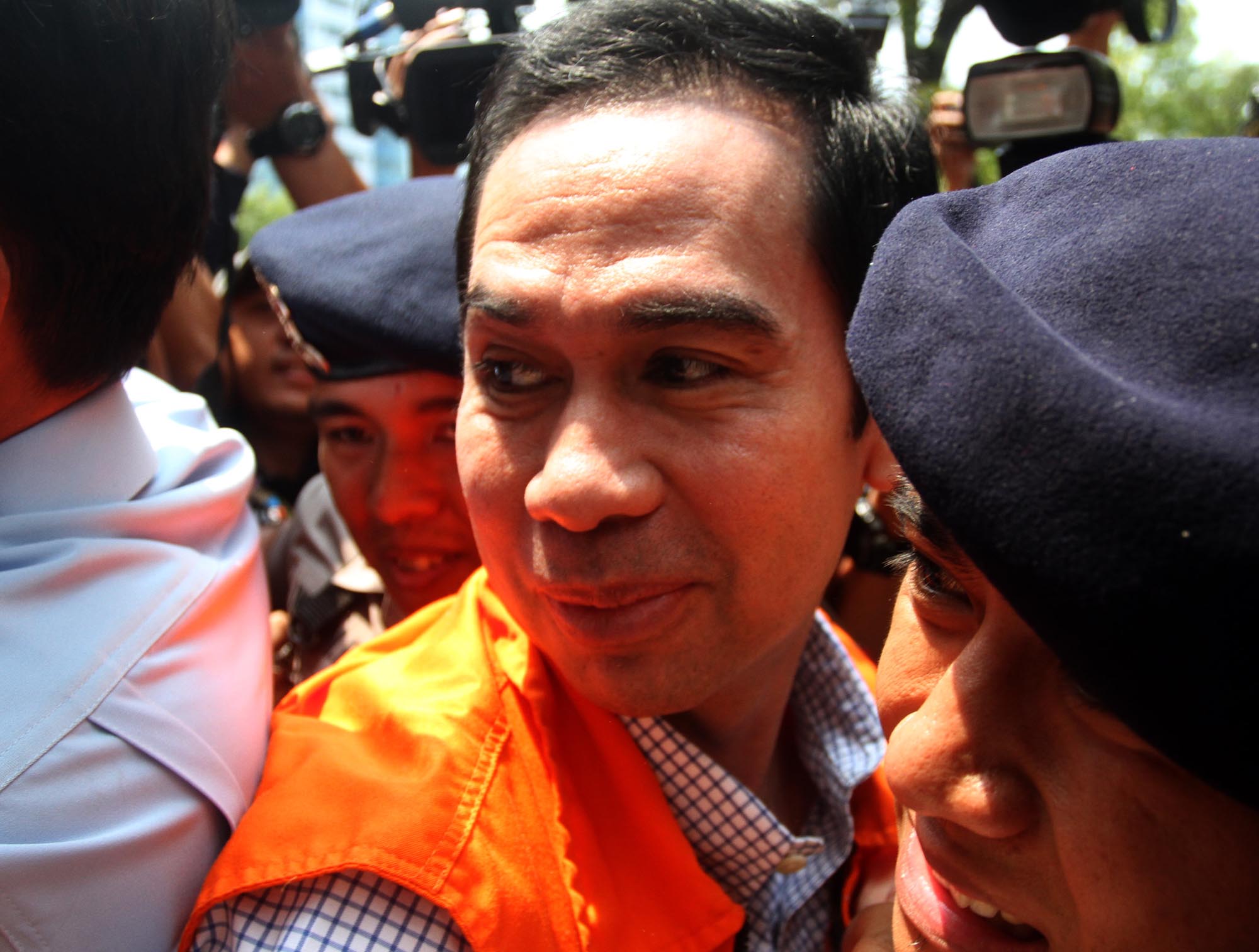 20140303_164248_wawan-kembali-ke-tahanan.jpg