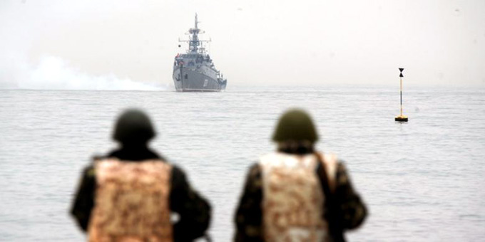 20140305_184834_marinir-ukraina-memandang-sebuah-kapal-perang-rusia-yang-berada-di-lepas-pantai-sevastopol-crimea.jpg