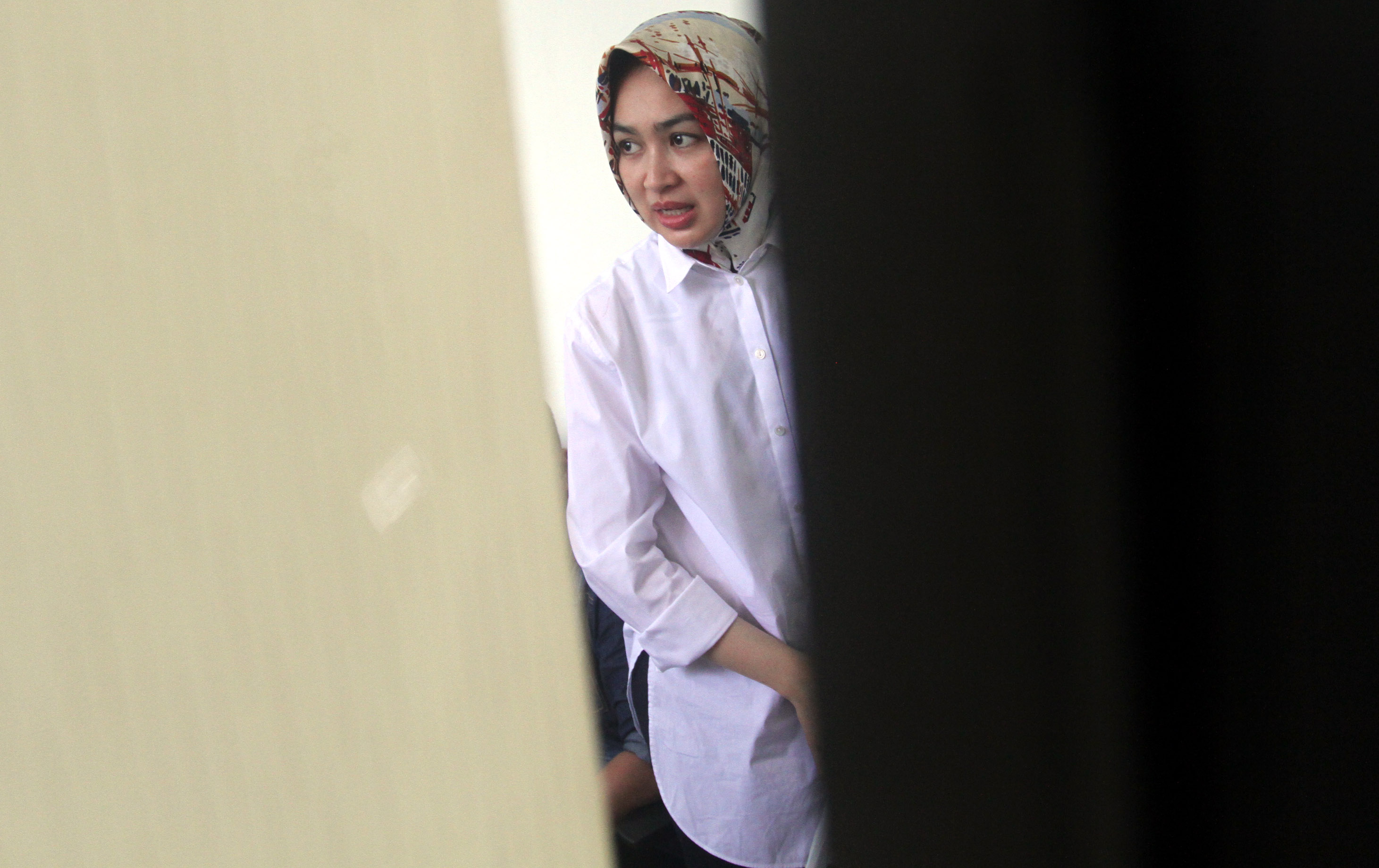20140306_210655_airin-temani-wawan-jalani-sidang-perdana.jpg