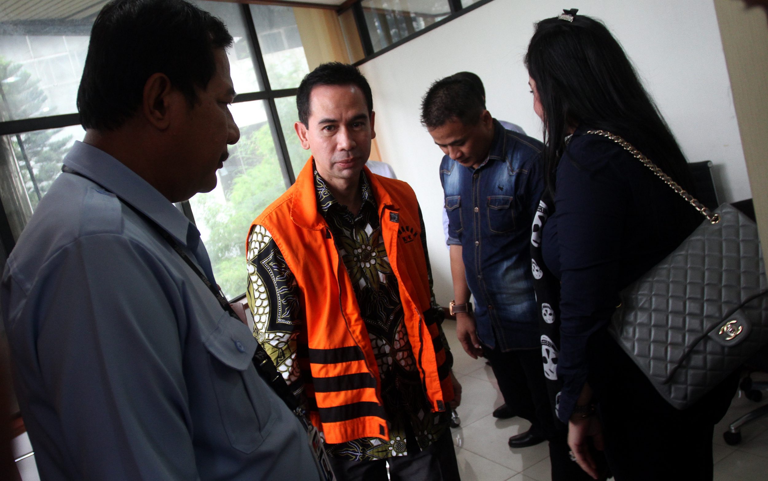 20140308_184025_terdakwa-wawan-menjalani-sidang-di-pengadilan-tipikor.jpg