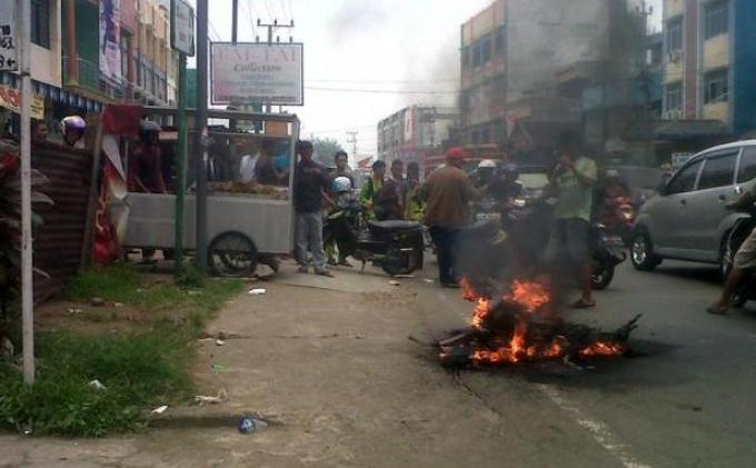 20140309_010901_motor-penjambret-dibakar.jpg