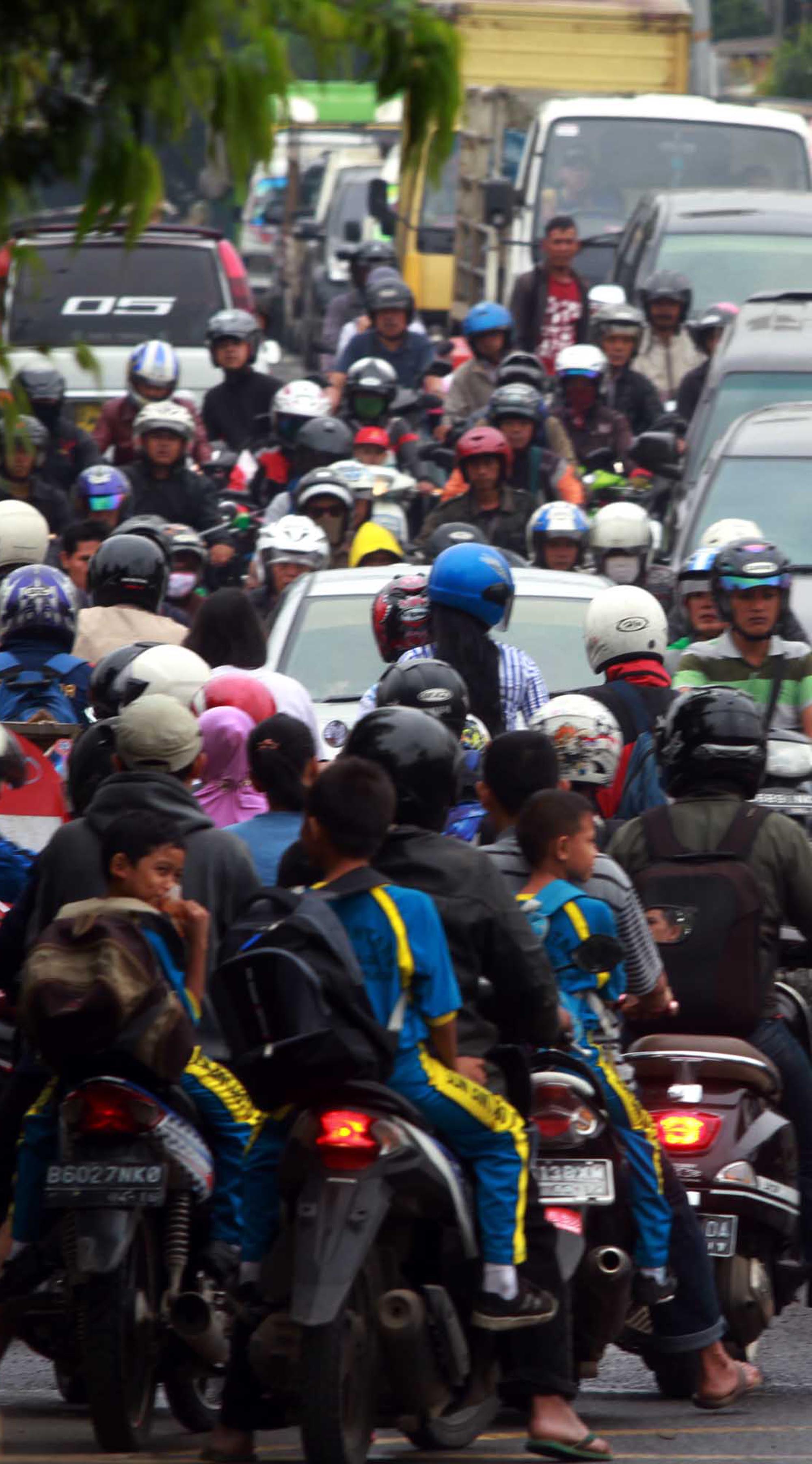 20140313_200355_pengendara-motor-lawan-arus.jpg