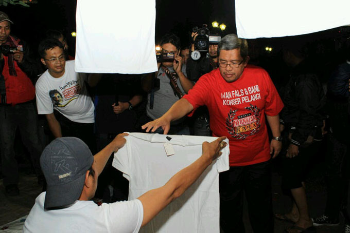 20140316_162953_aher-beli-kaos-iwan-fals.jpg