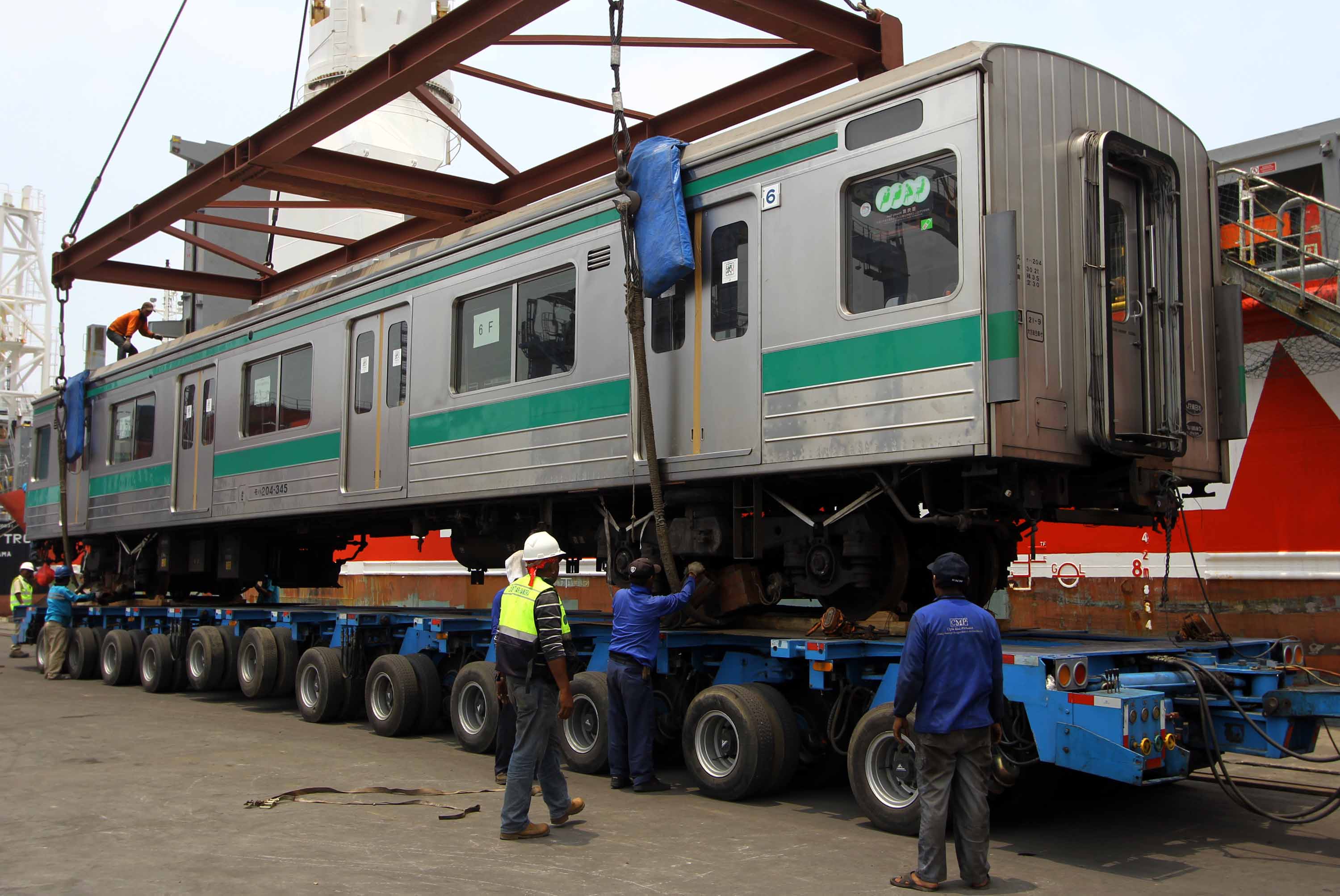 20140317_204010_tiga-puluh-unit-krl-pengadaan-2013-tiba-di-tanjung-priok.jpg