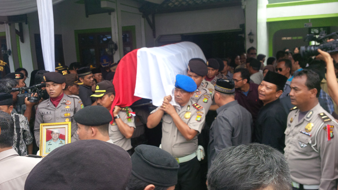 20140319_123642_jenazah-pamudji-diangkat.jpg