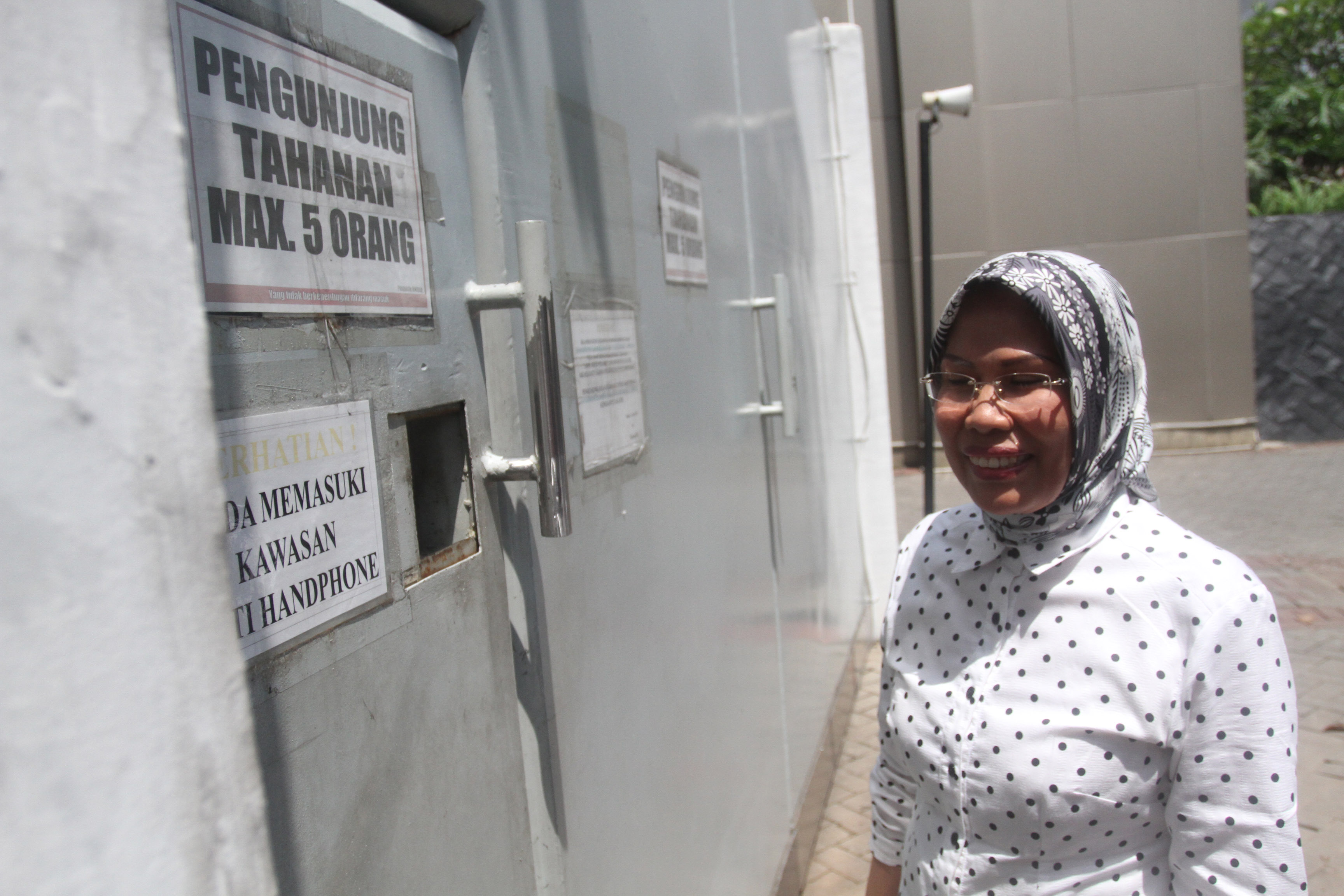 20140402_143020_ratu-tatu-chasanah-besuk-wawan-di-tahanan-kpk.jpg