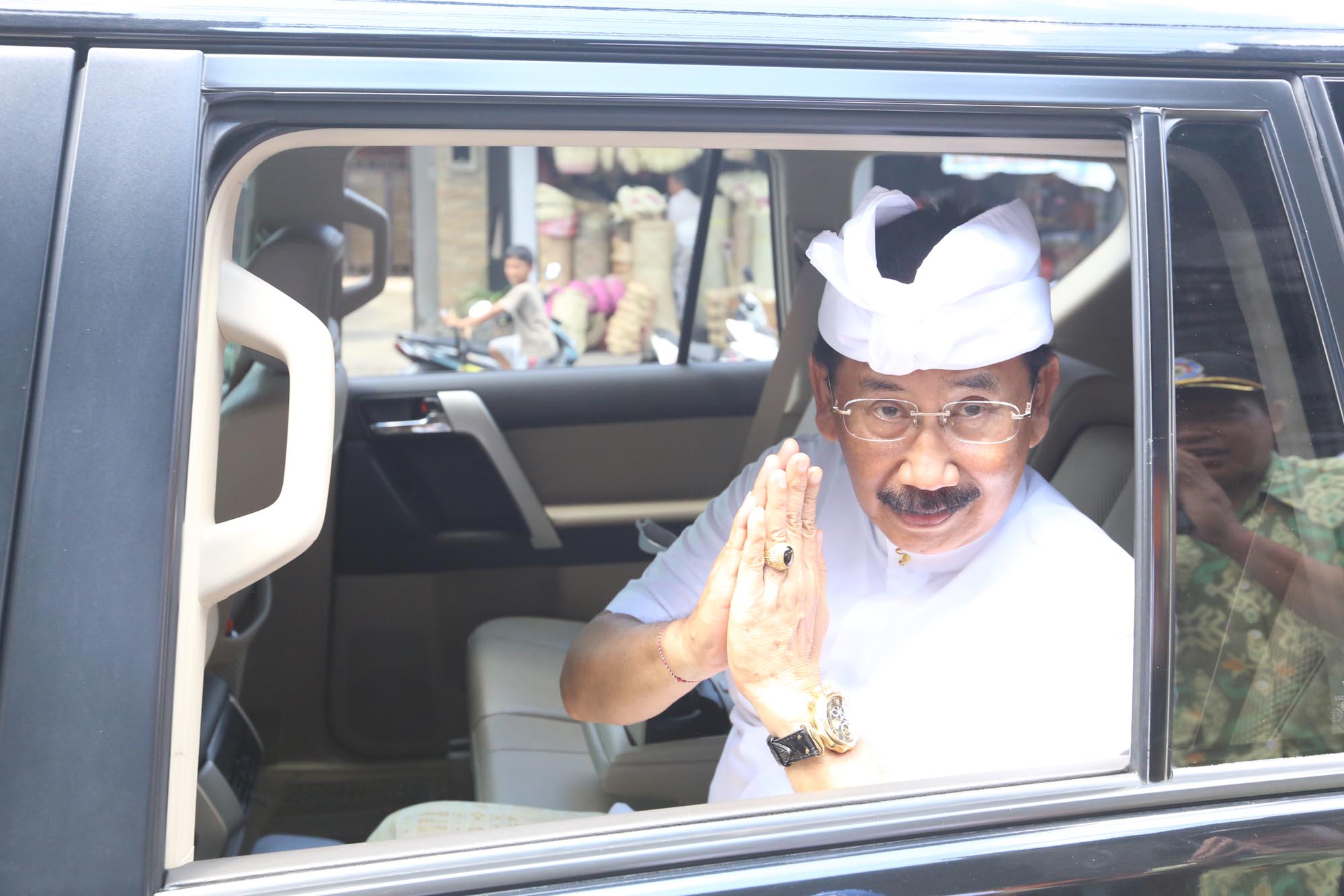 20140402_181418_bupati-badung-blusukan-ke-pasar-mambal.jpg