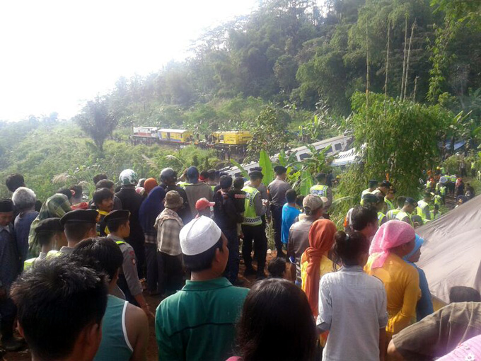 20140405_091525_warga-saksikan-lokasi-anjloknya-kereta-api-malabar.jpg