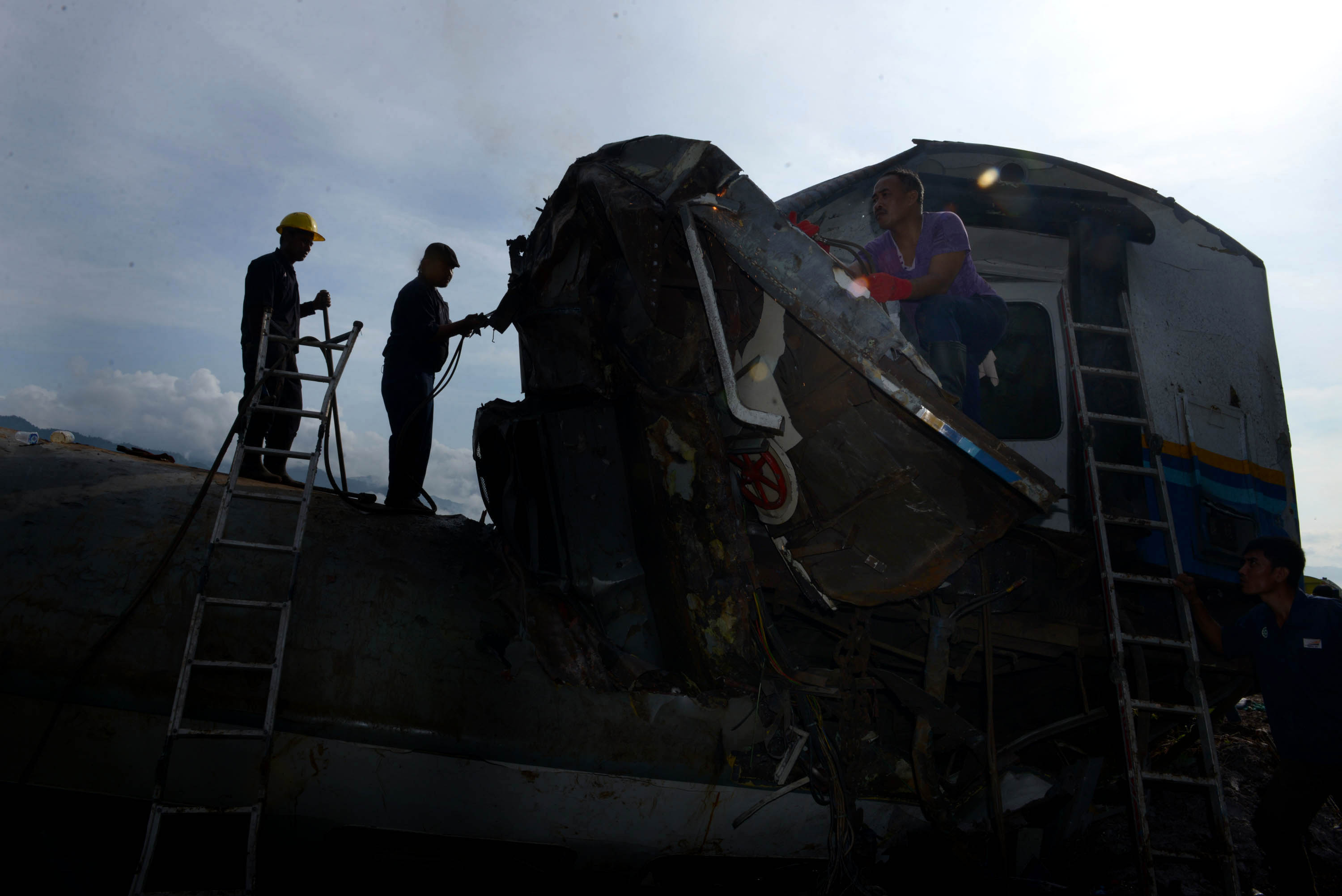 20140405_155459_ka-malabar-bandung-malang-terguling-akibat-tanah-longsor.jpg