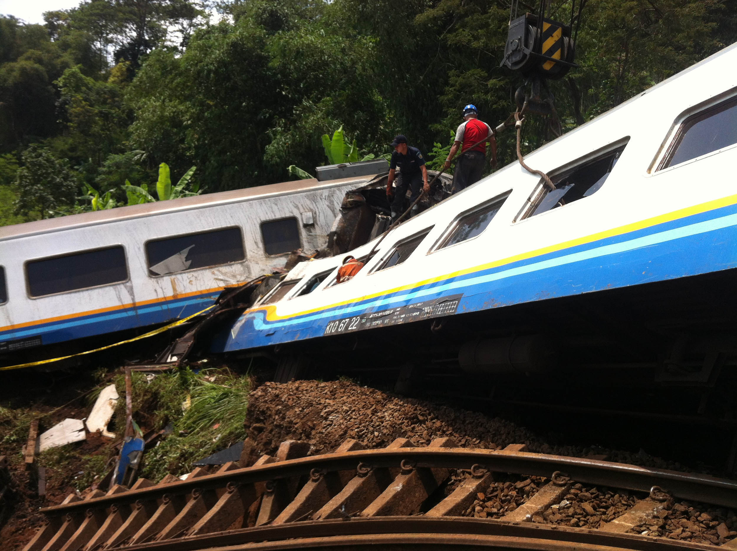 20140405_160244_ka-malabar-bandung-malang-terguling-akibat-tanah-longsor.jpg