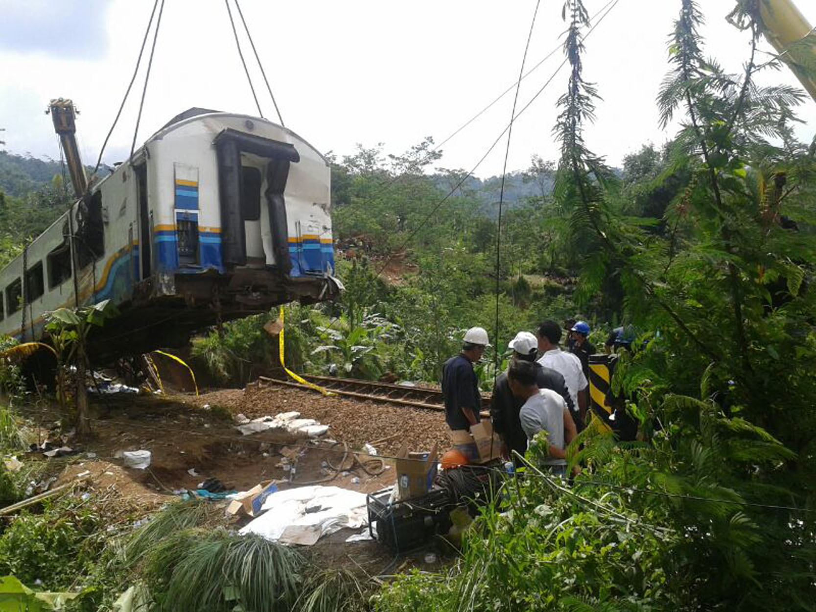 20140405_160411_ka-malabar-bandung-malang-terguling-akibat-tanah-longsor.jpg
