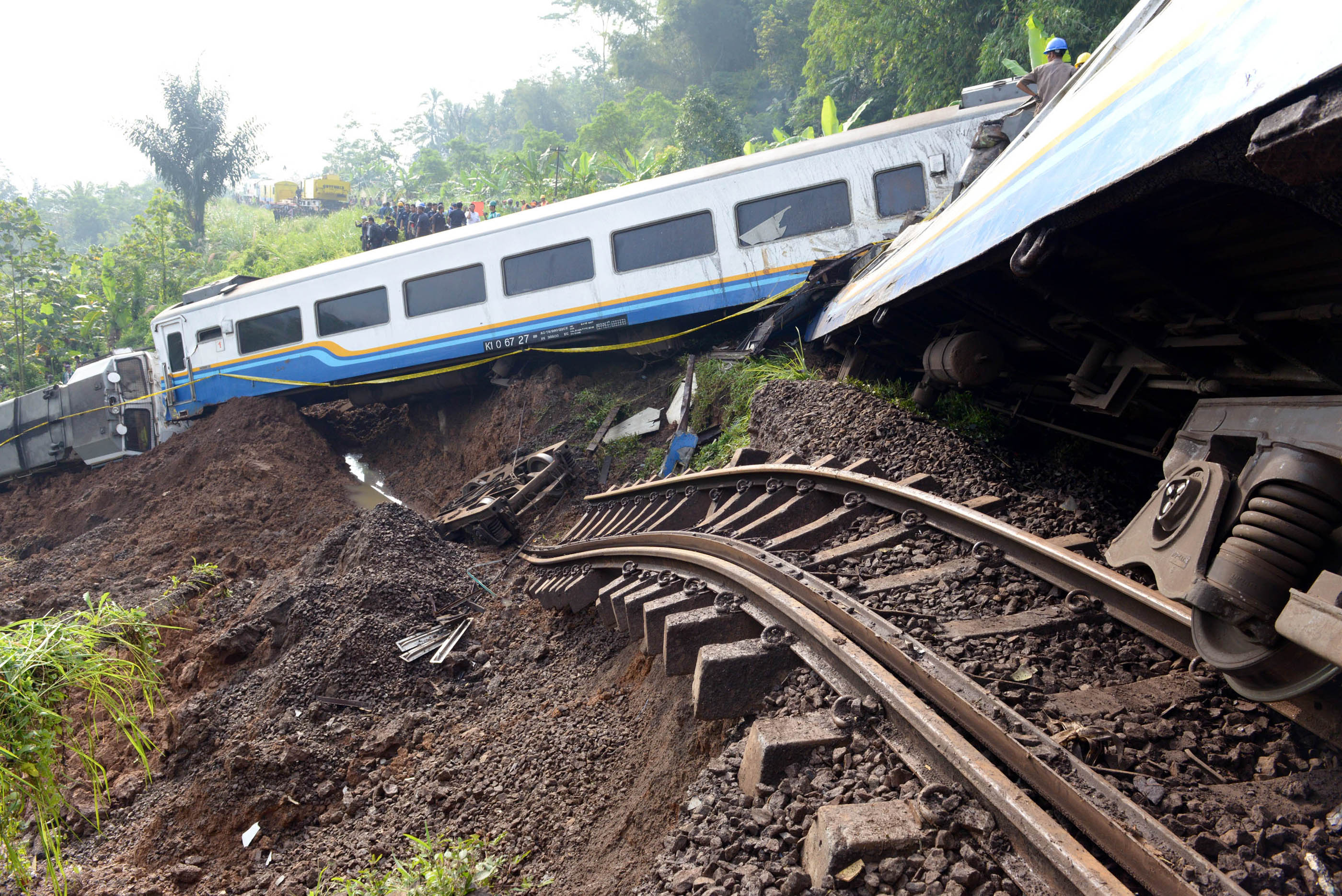 20140405_185107_ka-malabar-bandung-malang-terguling-akibat-tanah-longsor.jpg