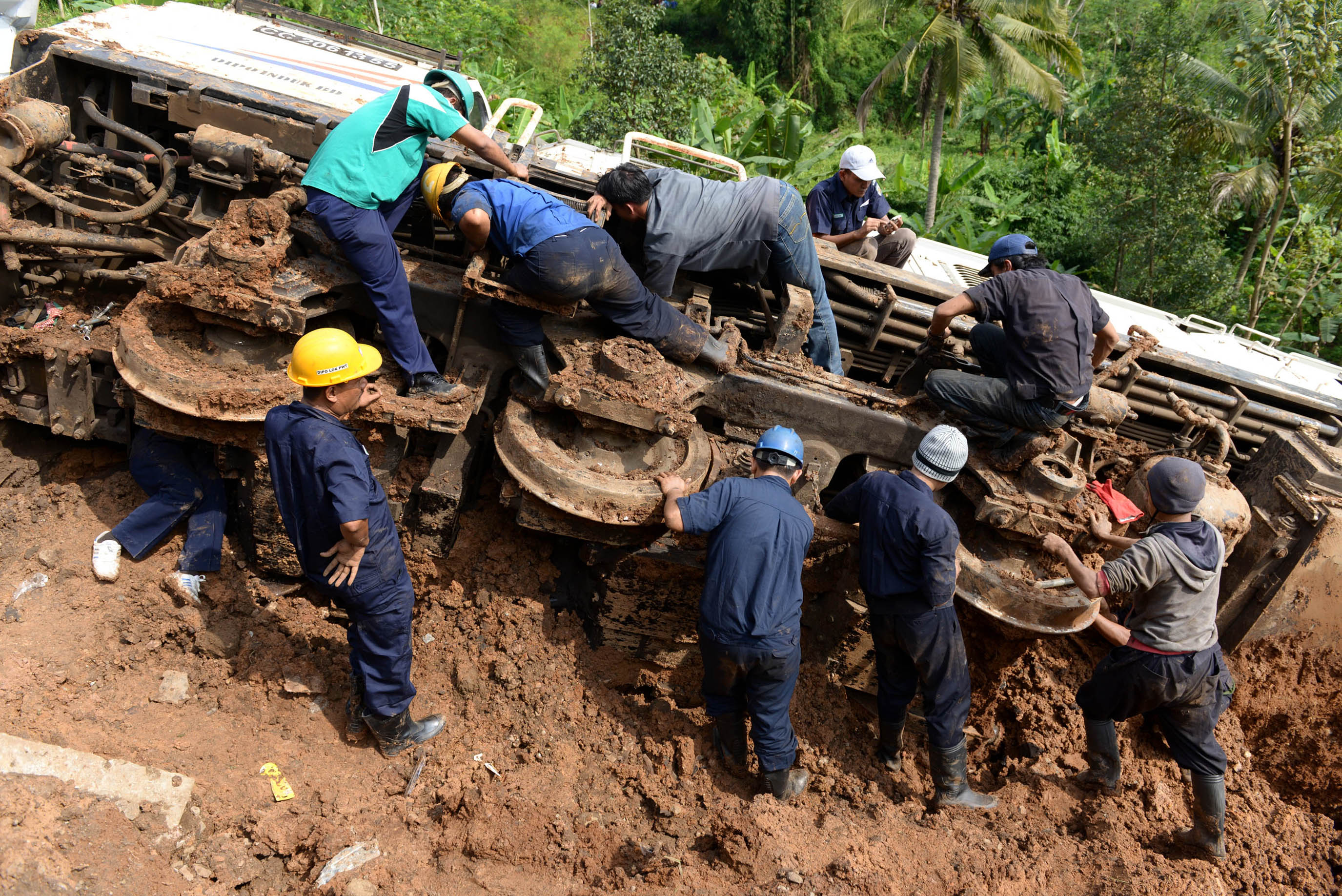 20140405_185933_ka-malabar-bandung-malang-terguling-akibat-tanah-longsor.jpg
