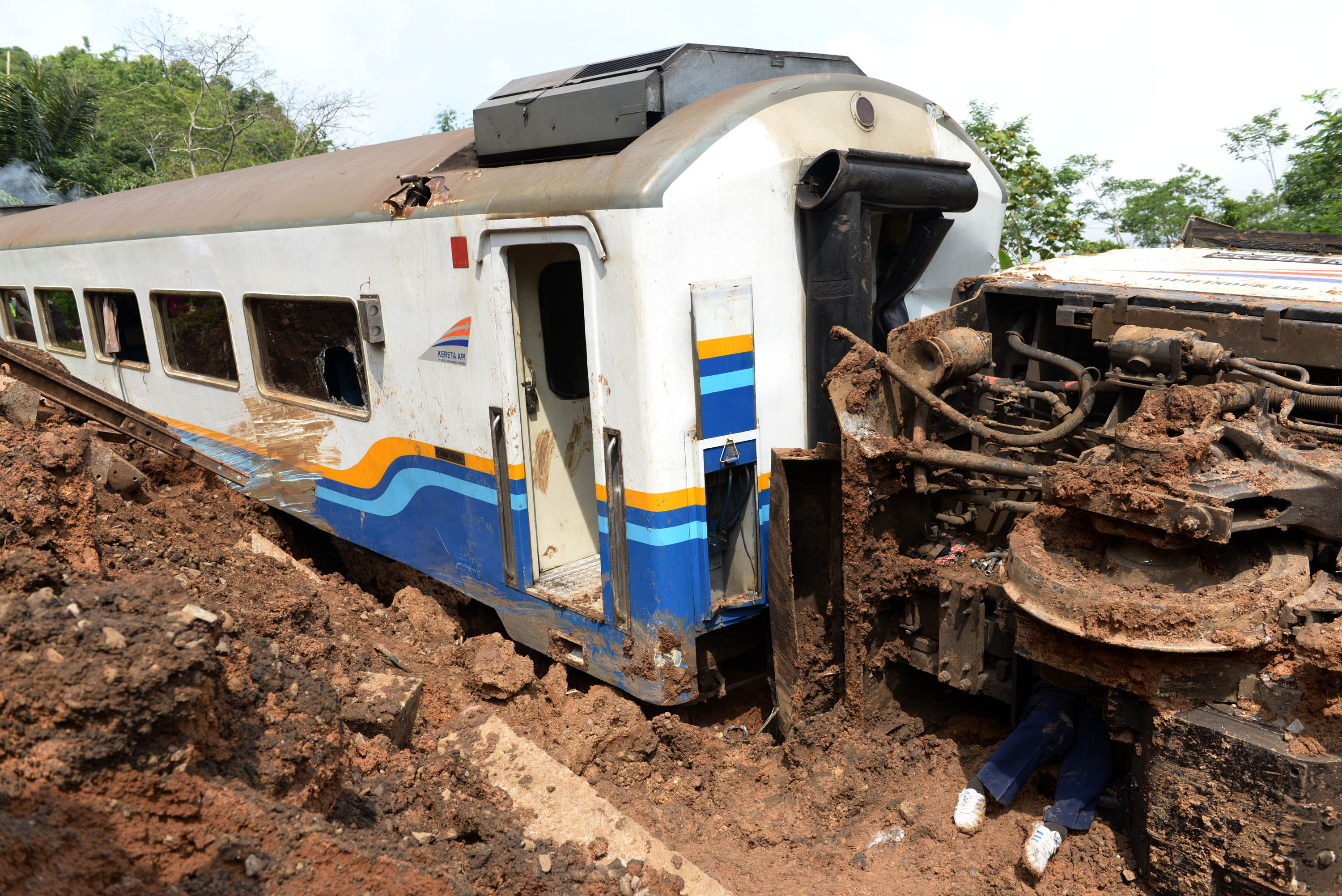 20140405_190140_ka-malabar-bandung-malang-terguling-akibat-tanah-longsor.jpg
