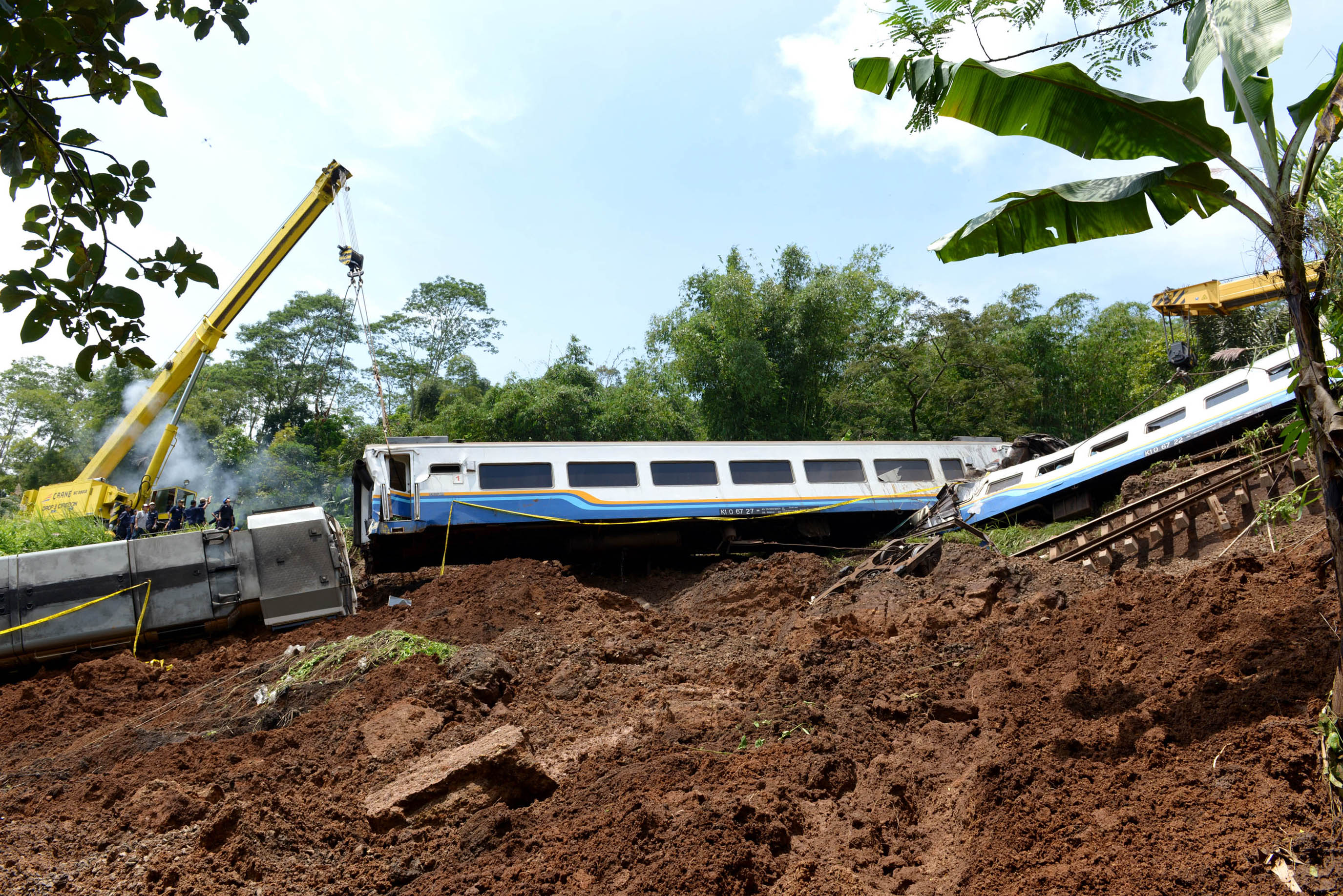 20140405_190639_ka-malabar-bandung-malang-terguling-akibat-tanah-longsor.jpg