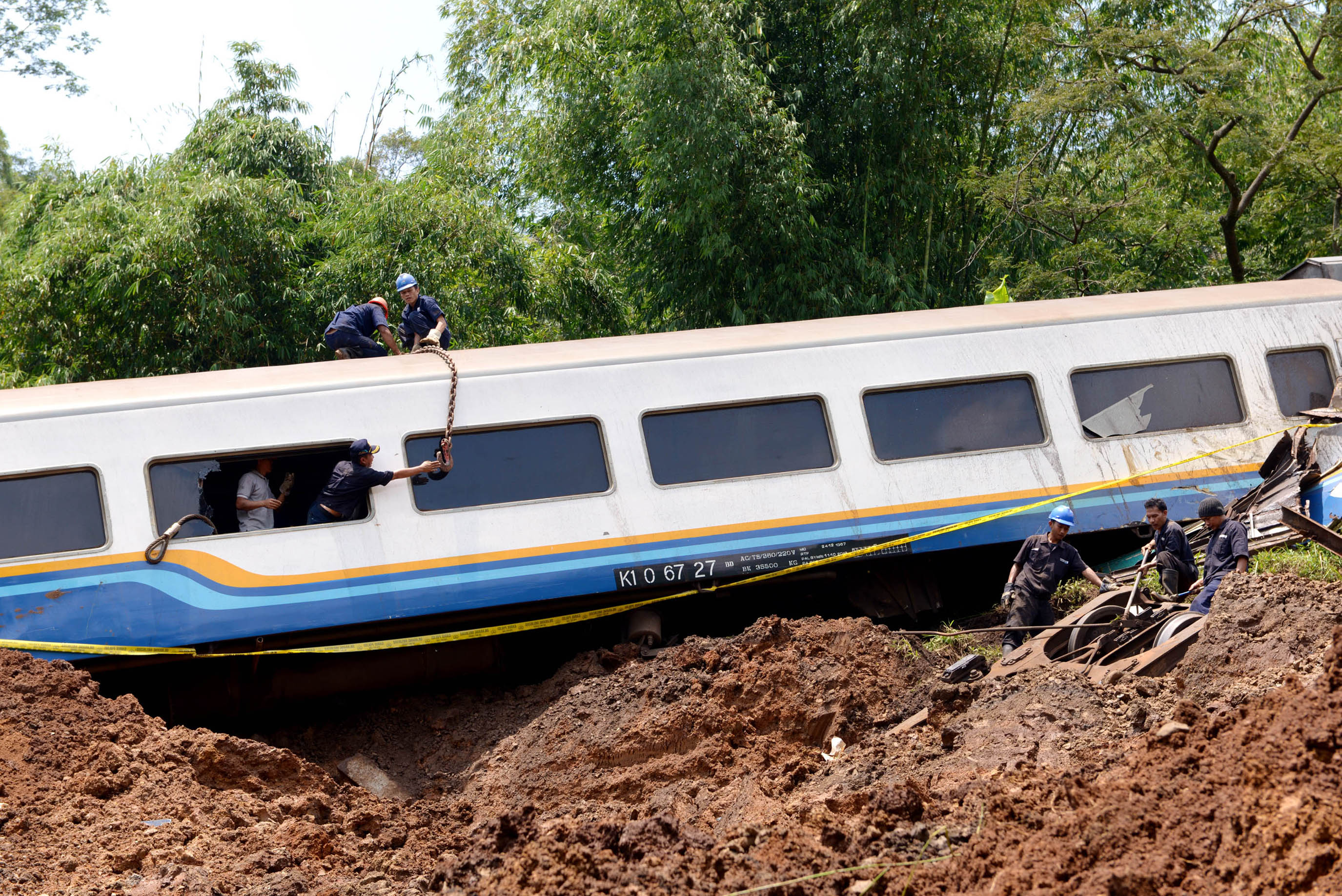 20140405_190805_ka-malabar-bandung-malang-terguling-akibat-tanah-longsor.jpg