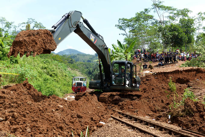 20140406_175226_kereta-anjlok-malabar1.jpg