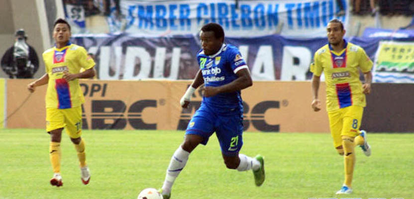 20140418_054029_djibril-coulibaly-menggiring-bola.jpg