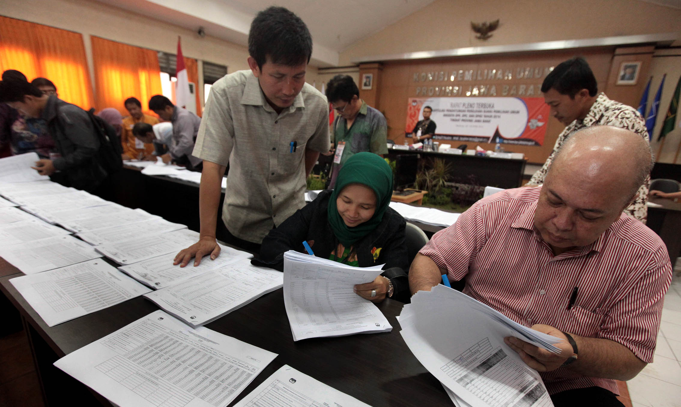 20140424_194537_ketua-kpu-jabar-tandatangani-sertifikat.jpg