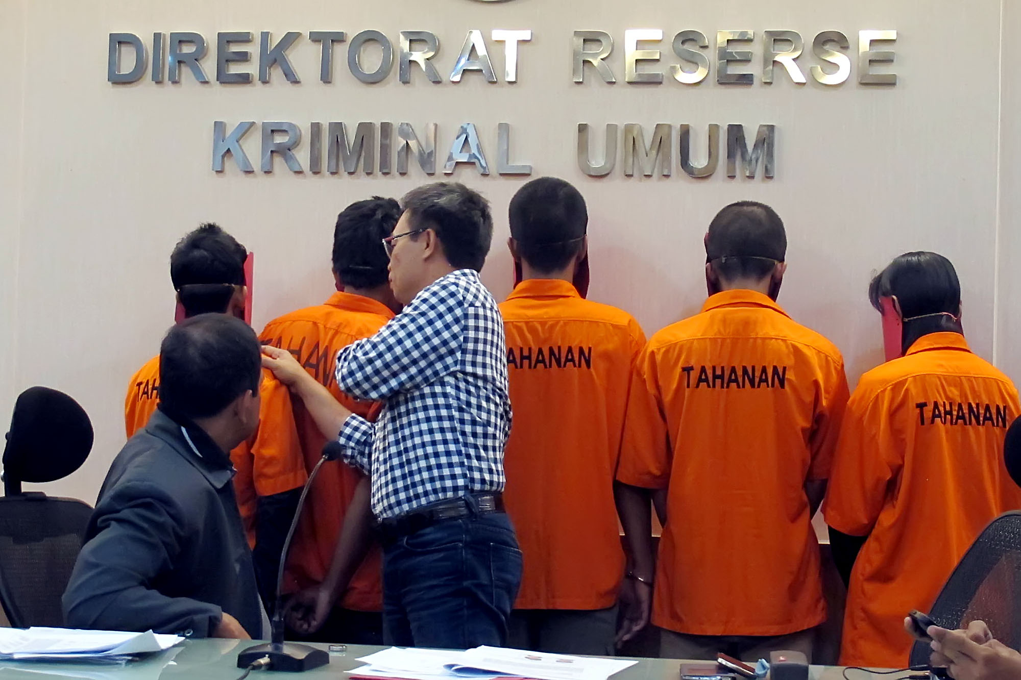 20140426_183936_ekspos-lima-tersangka-kekerasan-seksual-di-jis.jpg