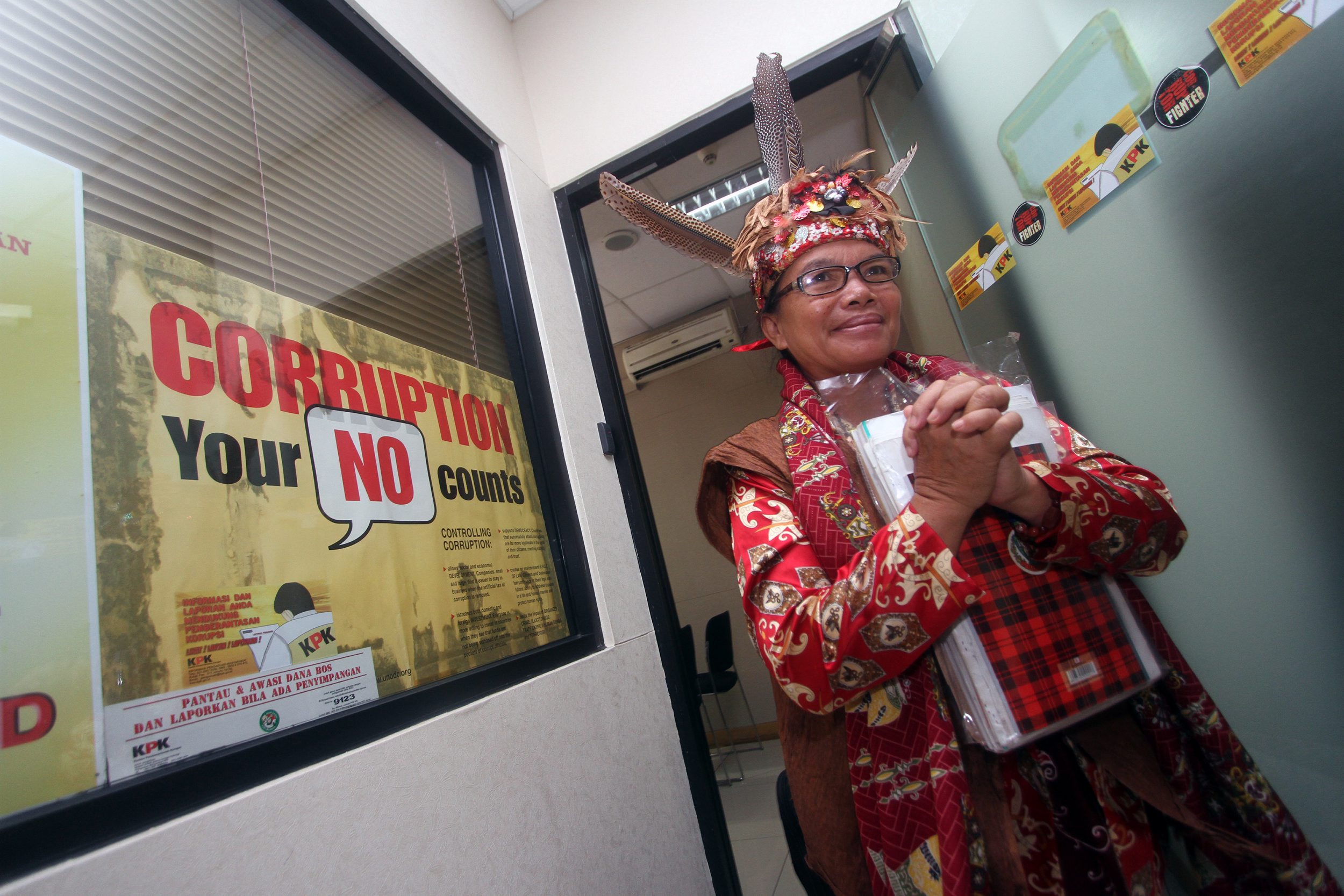 20140507_151218_komunitas-adat-dayak-laporkan-dugaan-korupsi.jpg