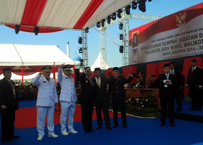 20140508_085853_wali-kota-makassar-danny-pomanto-foto-bersama-syahrul-yasin-dan-ilham-arief.jpg