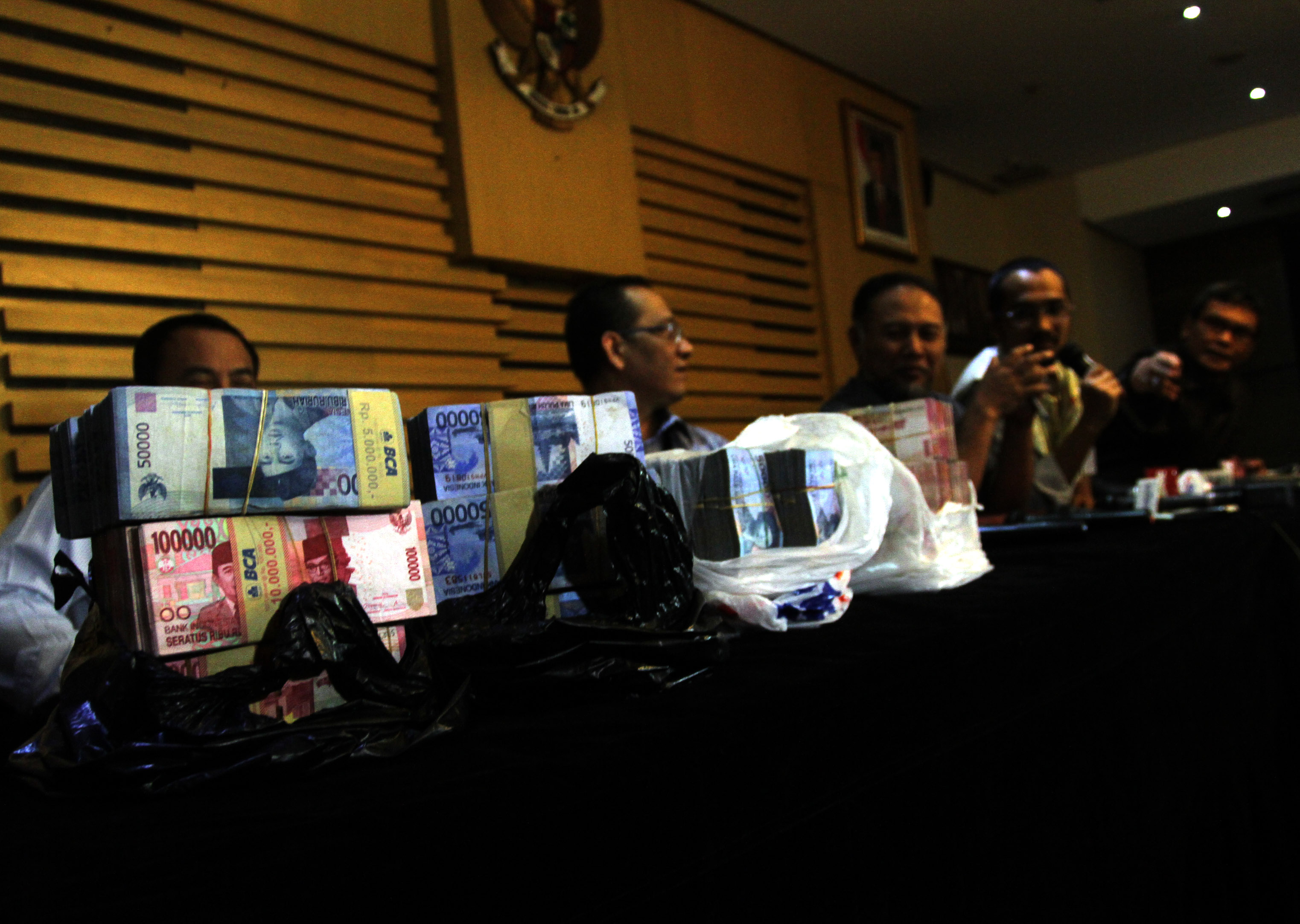 20140508_223224_kpk-amankan-rp-15-miliar.jpg