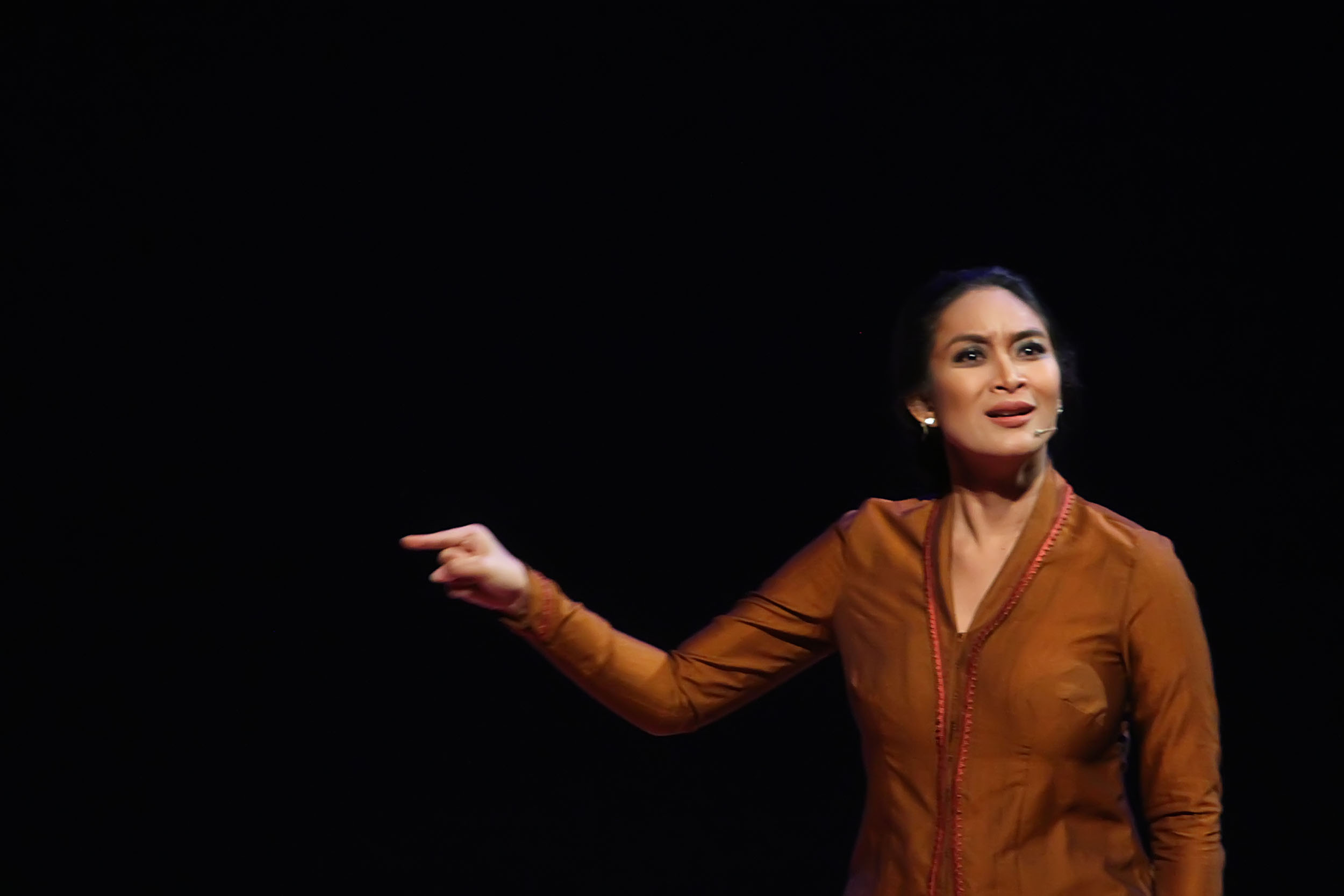20140510_214242_happy-salma-pentaskan-monolog-inggit.jpg
