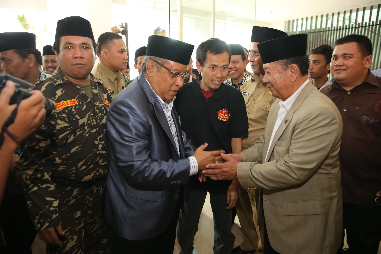 20140514_172608_kh-said-agil-siradj-lantik-abd-wahid-thahir.jpg