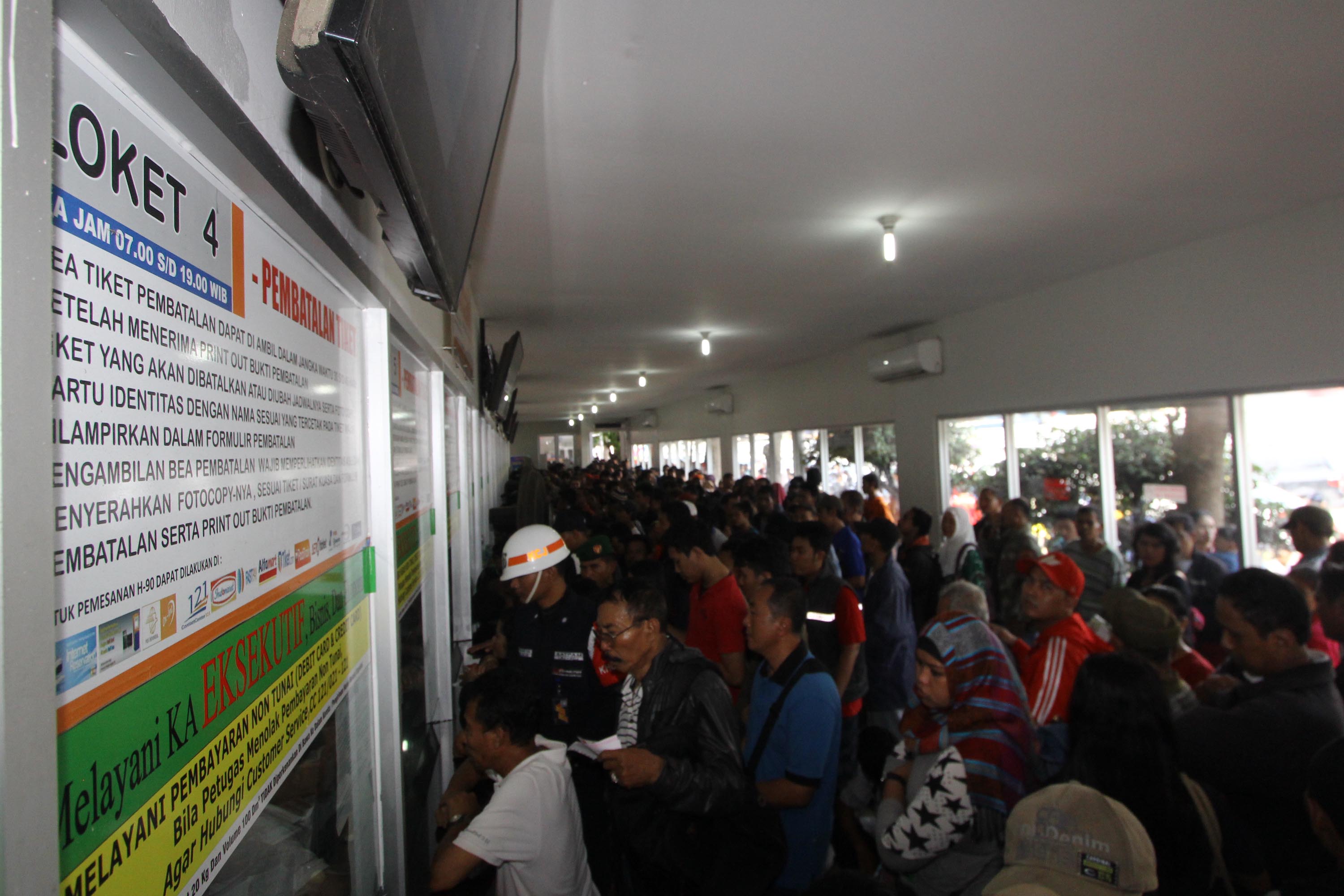 20140515_180034_antre-tiket-ka-tambahan-lebaran-2014.jpg