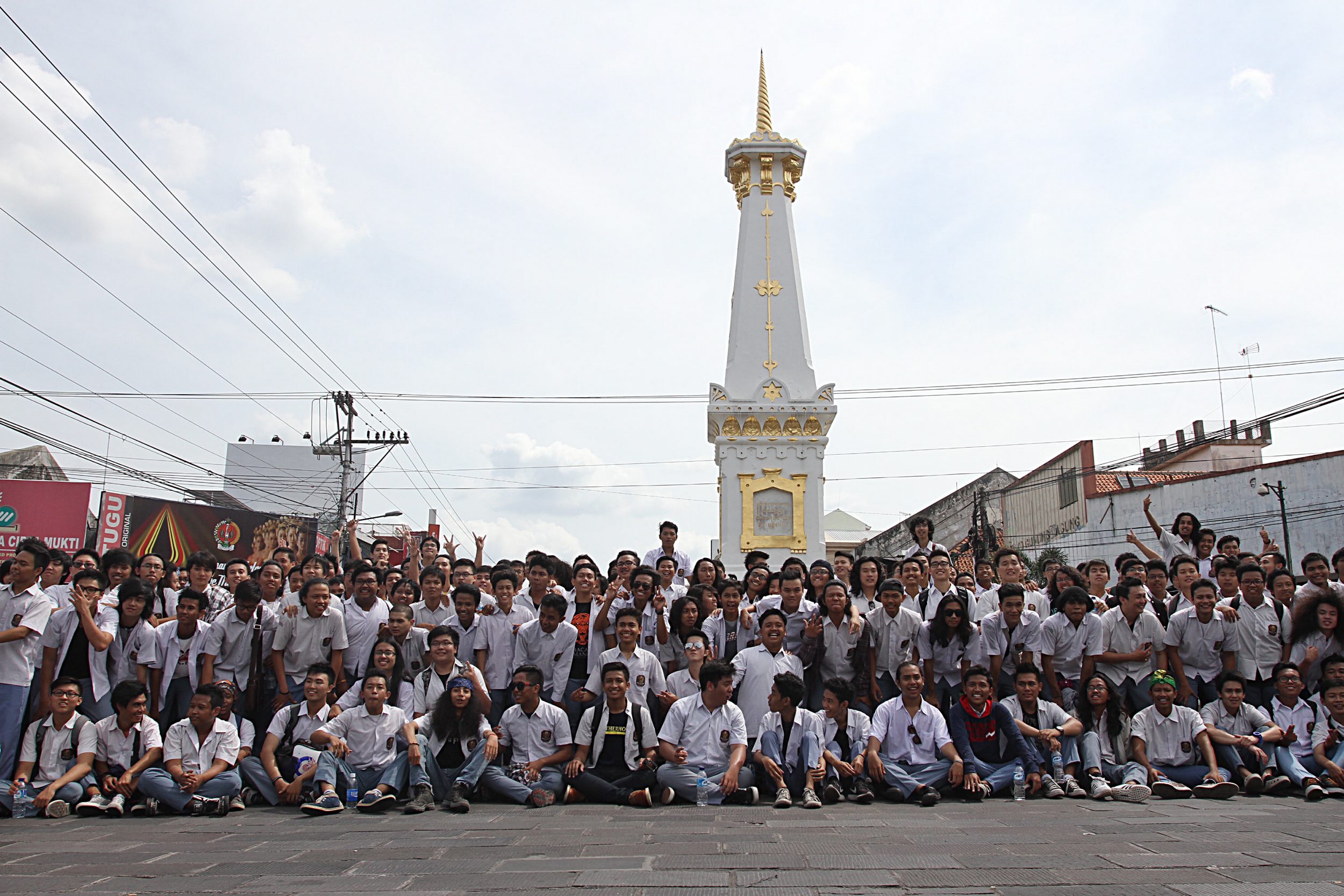 20140520_161601_ekspresi-para-siswa-dinyatakan-lulus-un.jpg