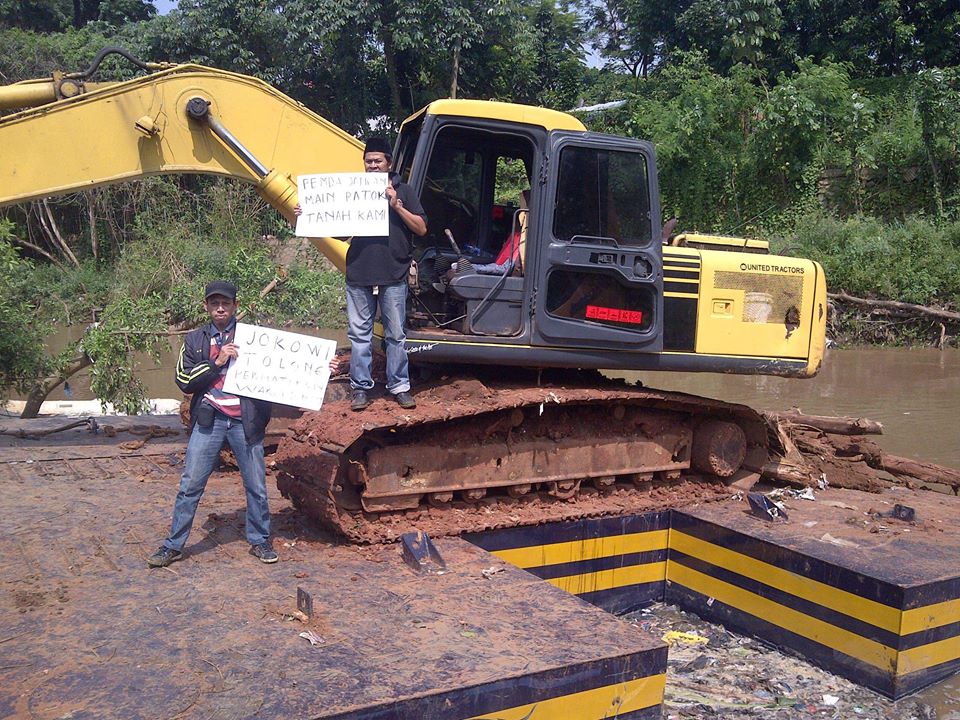 20140523_095059_protes-normalisasi-ciliwung.jpg