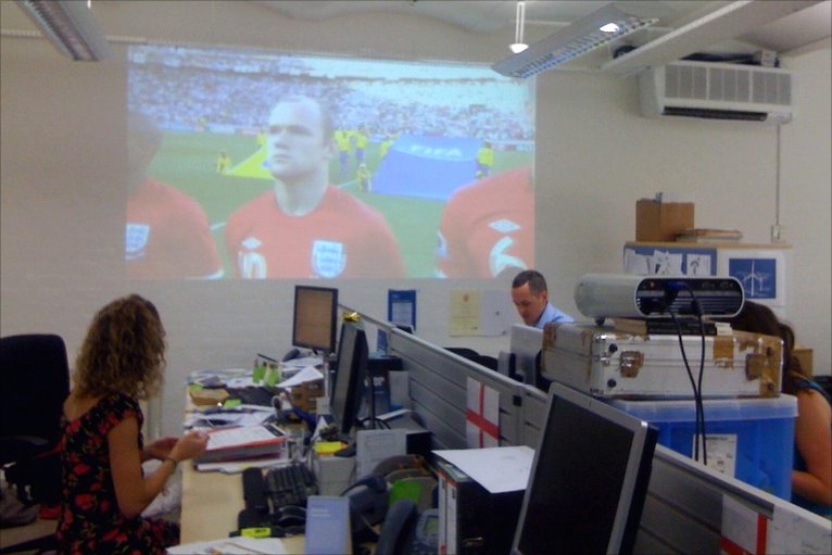 20140528_072159_tonton-piala-dunia-2014-di-kantor.jpg
