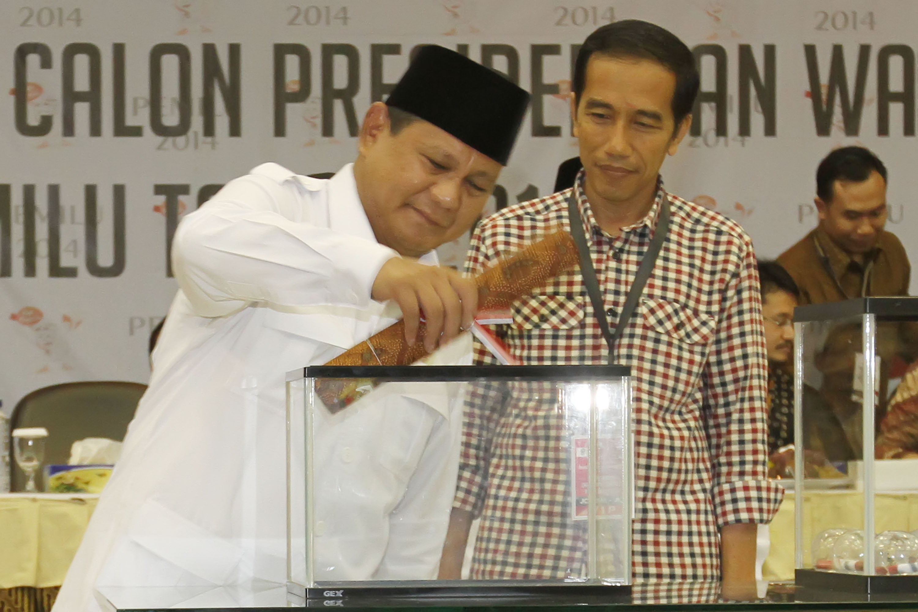20140601_171347_2-pasangan-kandidat-prabowo-hatta-no-1-dan-jokowi-jk-no-2.jpg