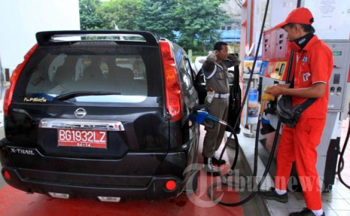 20140613_195715_mobil-plat-merah-pakai-bbm-bersubsidi.jpg