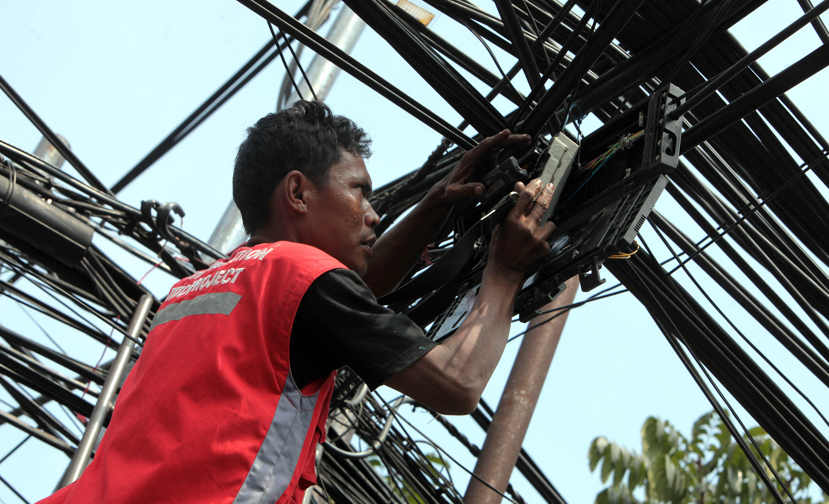 20140618_141920_pekerja-mengerjakan-pemasangan-kabel-optik.jpg