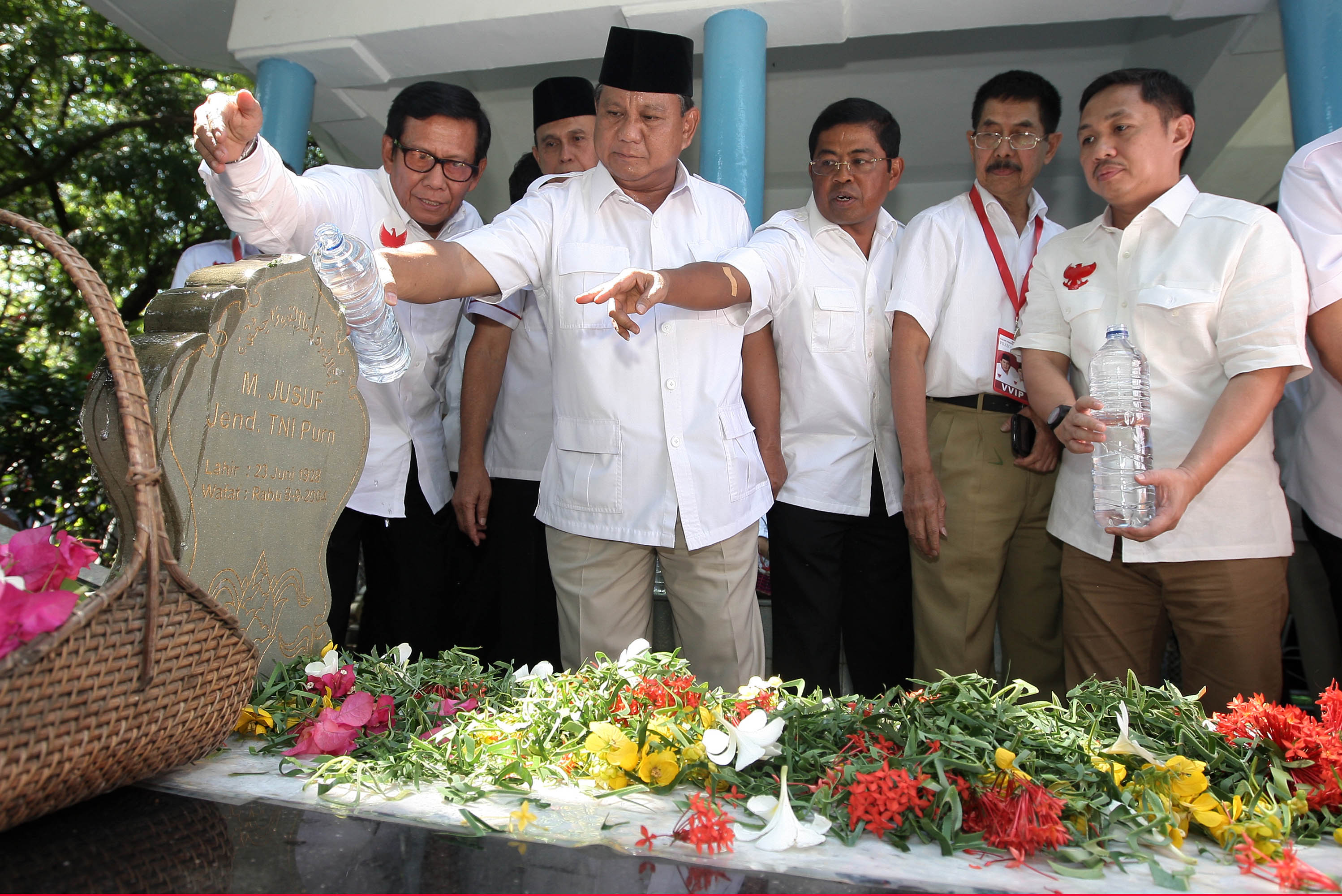 20140618_145408_capres-prabowo-berziarah-ke-makam-jenderal-m-yusuf.jpg