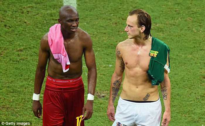 20140622_130453_rakitic-dan-mbia-bertukar-kolor.jpg