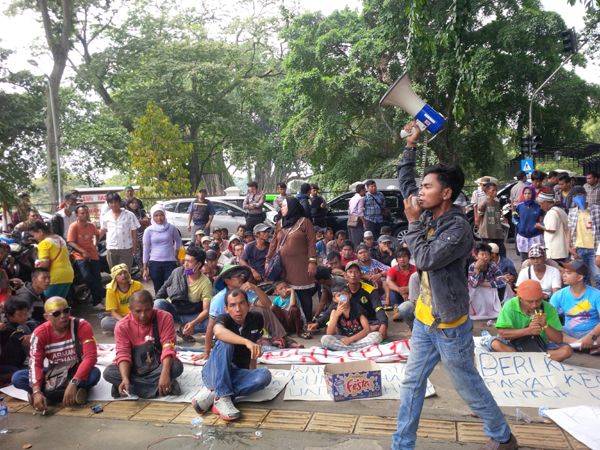 20140625_161527_ratusan-pedagang-kaki-lima-pkl-bogor-demo.jpg