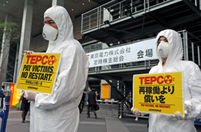 20140626_131732_unjuk-rasa-lsm-anti-nuklir-jepang-di-gedung-tempat-rups-tepco-di-tokyo.jpg