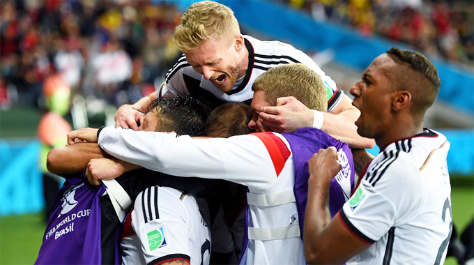 20140701_060025_skuat-jerman-merayakan-gol-mesut-ozil.jpg