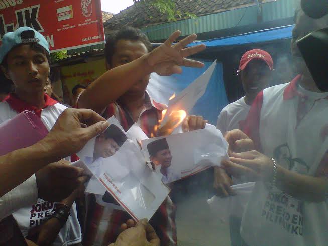 20140702_143743_bakar-surat-cinta-prabowo.jpg