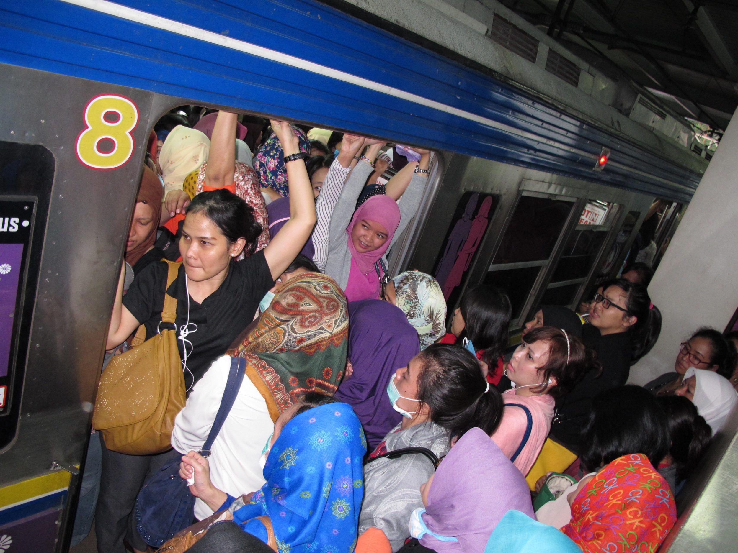 20140704_150748_berdesakkan-para-penumpang-krl-commuterline.jpg