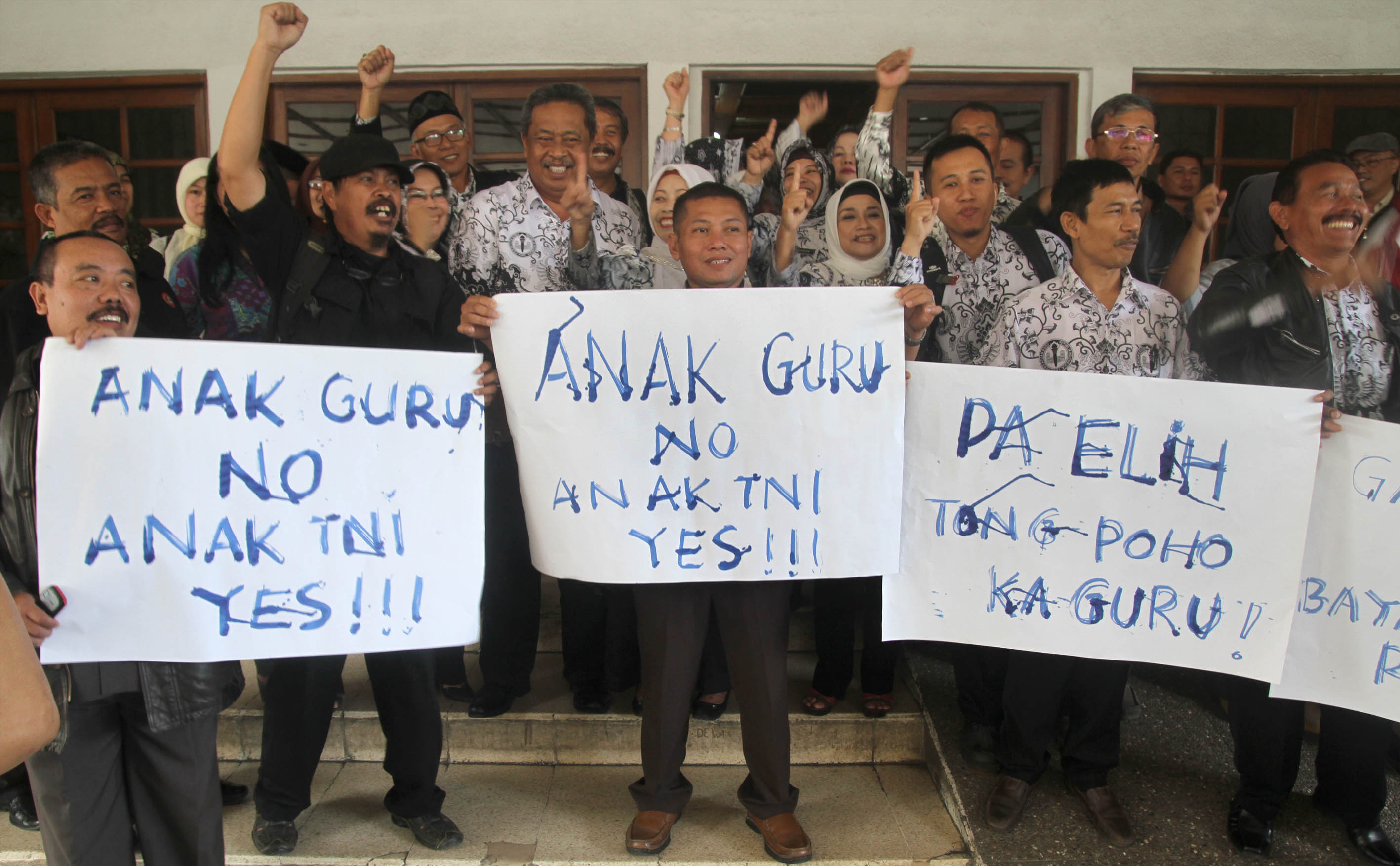 20140705_132253_guru-demo-sampaikan-aspirasi-ppd-2014.jpg