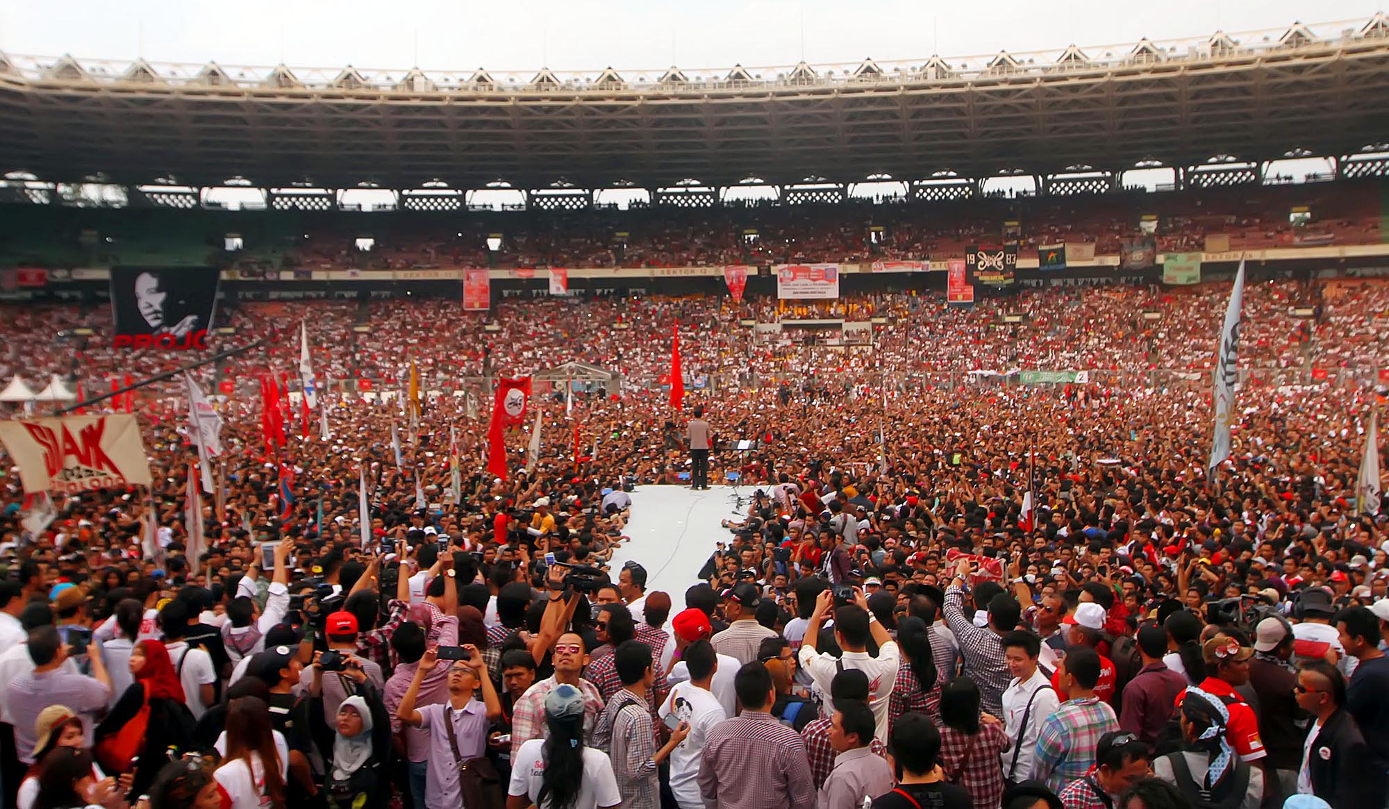 20140705_200307_joko-widodo-di-konser-salam-2-jari.jpg