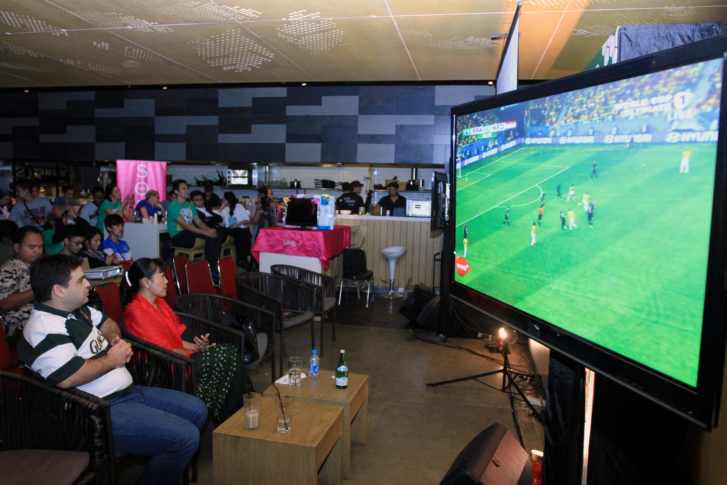 20140714_105936_pasangan-darius-sinathrya-dan-donna-agnesia-nobar-piala-dunia.jpg